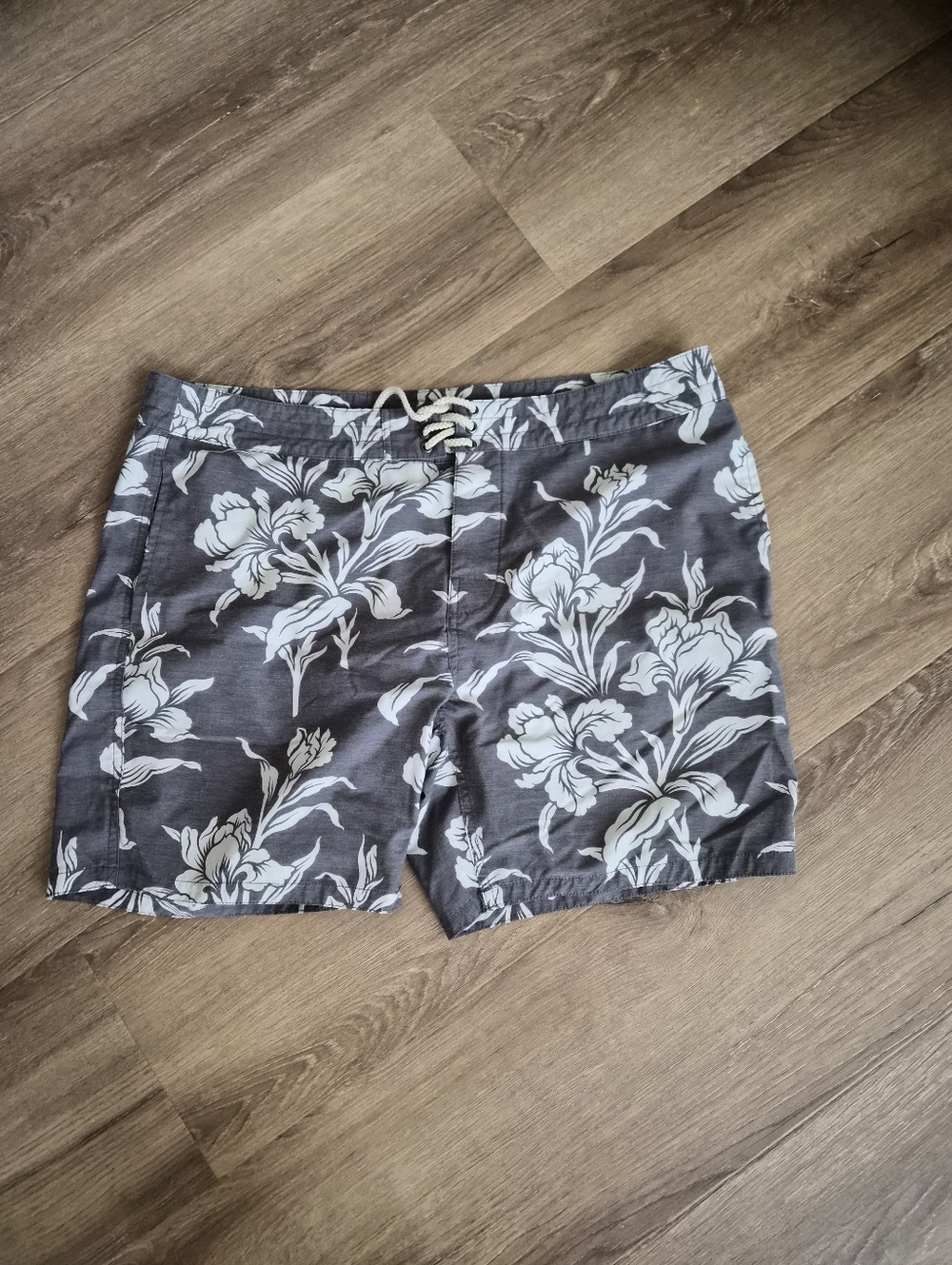Faherty Men's Gray Floral Swim Shorts - Classic Beach Trunks 40